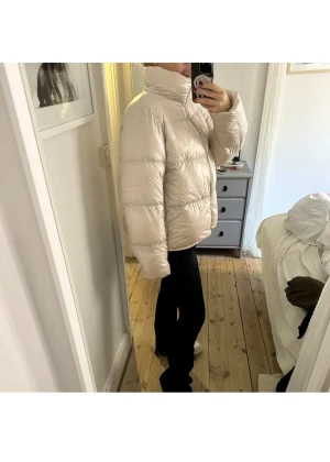 Super skön vinter jacka  - Inte mina bilder  Jätte fin och skön vinter jacka  1700 kr nypris  Säljs inte längre i butik 