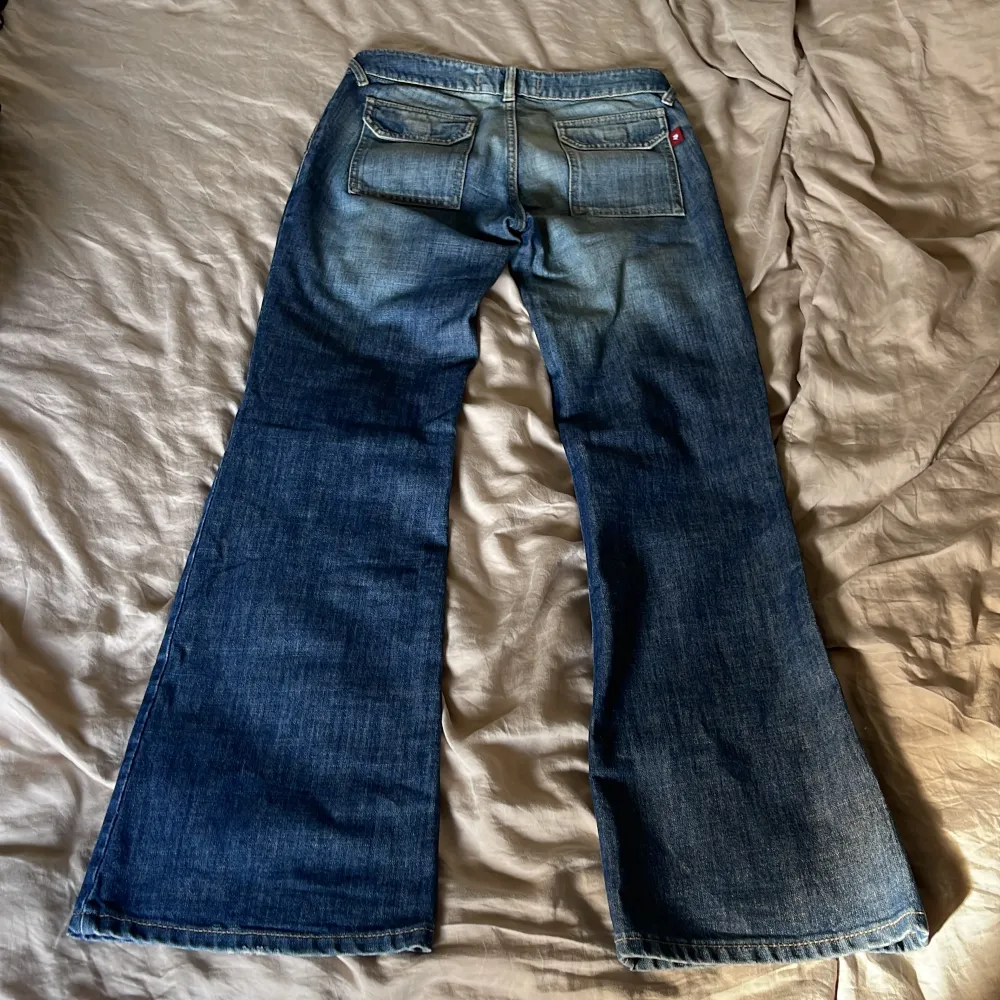 Jätteeesnygga jeans som tyvärr är för små för mig😓Modellen är 165cm  Midjemått: 74cm  Innerben: 80cm. Jeans & Byxor.