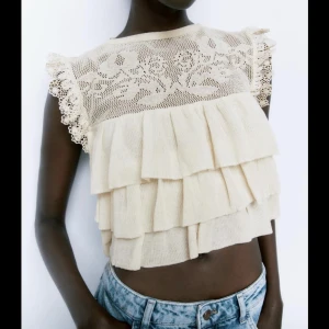 Zara blus  - Säljer denna sjukt snygga topp med volanger från zara som är helt slutsåld 💘 den är i ett jätte bra skick och har inga defekter eller liknande 💘 skriv för egna bilder med den på 💘 