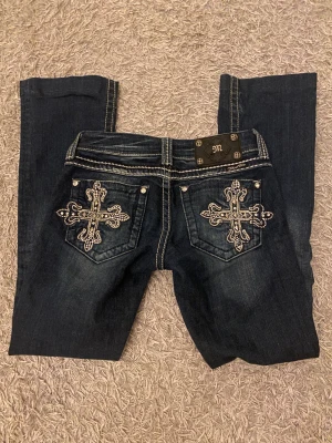 Miss me bootcut jeans - Säljer mina lågmidjade miss me jeans, jätte fina och väldigt bra skick. Säljer då dom ej är min stil längre. Storlek 25 i midjan, jag är 155 och dem passar perfekt.
