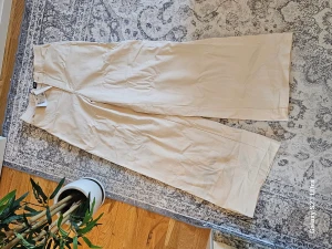 Snygga byxor - Snygga byxor med lapp pris på