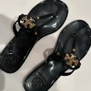 Brand Tory Burch. Used only one day. Wanted sell because it’s too small for me. 