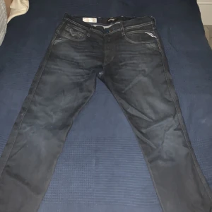 Replay Jeans - Säljer Replay Anbass jeans för att de är för små. Köpt för 1250kr. Priset kan diskuteras! Skriv gärna om du har några frågor kring jeansen så svarar jag så fort som möjligt;)