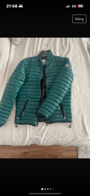 Moncler - Säljer min superfina gröna moncler, storlek M 💗 Köpt på Vestiaire i somras för 5000kr, genomgått äkthetskontroll via dom. Vid snabb affär 3000