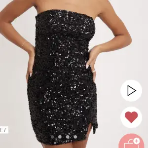 Säljer denna glittriga klänning som ej finns att köpa längre, köpare står för frakten💗
