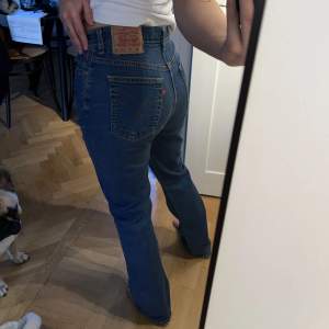 Säljer dessa vintage levis! Supersnygg passform med bootcut. Är stl 36-38 och de passar mig bra 💅🏽