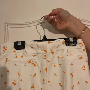 Kostymbyxor  - Somriga kostymbyxor med söta blommor, raka i benen 