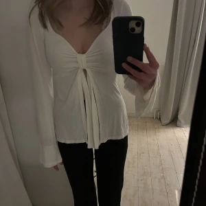 Designbysi tröja!!  - Säljer min Designbysi tröja köpt i april! Använd fåtal gånger. Säljer då jag har i fler färger som används mer. Köpt för 549 säljer för 300+frakt! Storlek Xs/S men passar en M. 