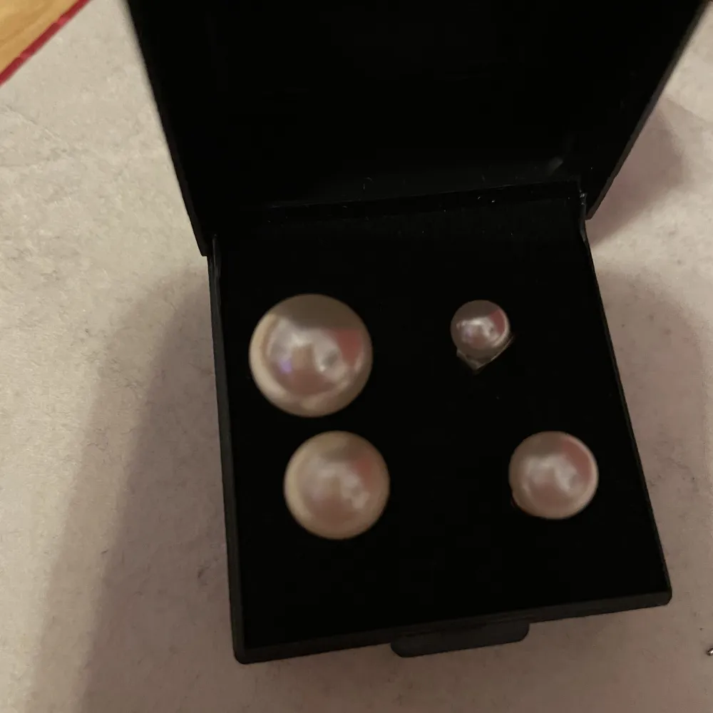 Jag säljer dessa pärlörhängen i 4 olika storlekar, alla för 110kr, kom privat om önskas köpa färre💕🫶. Accessoarer.