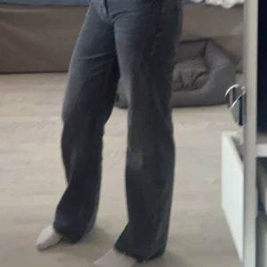 Zara jeans - Säljer mina fina jeans från Zara. Tyvärr har dem blivit försmå. Låga i midjan och väldigt långa i benen. Är 173cm lång och de går hela vägen ner till fötterna. De är väl använda men super sköna. Köpte dem för 399kr från Zara. Frakt betalas av köpare.