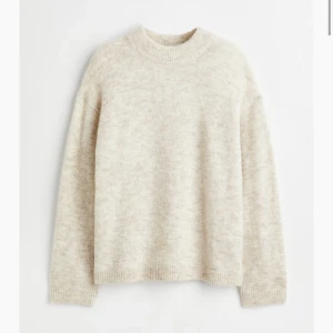 Mohair tröja  - Säljer denna stickade beiga tröja i en mohair mix från HM, hör av er vid andra frågor 💞