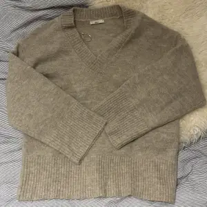 Säljer stickad tröja från Gina tricot i beige/ljusbrun. Knappt använd och det finns inga fläckar eller andra defekter på den. Ord. Pris 399. Tveka inte att kontakta ifall det finns frågor🙋🏼‍♀️