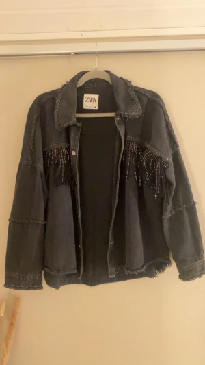 Jeansjacka  - Säljer min fina jeansjacka ifrån zara i storlek M, den har endast använts 2-3 gånger då den blev förliten innan användning. Annars är jackan i perfekt skick, inga skavanker och alla stenar sitter kvar 