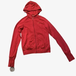 Nike hoodie  - Bra skick!  Dragkedjan funkar som den ska. Längst ner i armen på första bilden har det blivit fel i redigeringen hehe. 