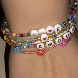 Massa snygga armband märke: Fire & Glory - Nya armband har 3 set kvar ungefär där varje det omfattar 3-4 armband ☺️❤️