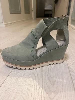 Klackar med nitar  - Coola turkosa klackar med nitar ❤️