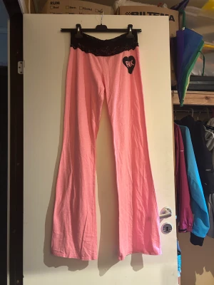 Yogapants - Säljer dessa Pink yogapants. Passar både S och M.  Skriv vid frågor 😄 BUDET LIGGER PÅ 320kr
