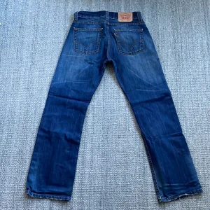 Vintage levis 506  - Feta 506 Levis i grymt skick! Size 30/30 i sjukt snygg passform! Straight med lite bootcut! 