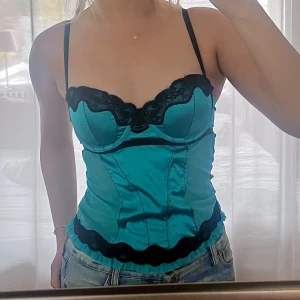 Korsett - Turkos korsett, passar perfekt till halloween💙 Mycket bra skick!