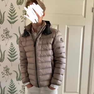 Colmar Dunjacka Beige - Colmar Dunjacka - Storlek S (48), passar S/M - Mycket sparsamt använd. Nypris ca 4800kr
