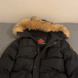 Alessandra zavetti jacka - Säljer min gammal vinterjacka, köpt för 1699kr. Är inte använd så mycket ser helt ny ut. Priset kan diskuteras. Kom dm för mer frågor.