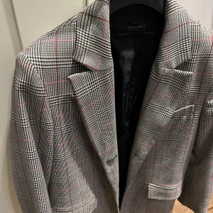Blazer - Svart, grå & röd rutig blazer från Zara! Fint skick. 🫶🏽❤️