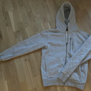 Sailraicing zip Hoodie  - Säljer en snygg sailracing kofta som är i bra skick 10/10. Priset går att diskuteras vid snabb affär. 