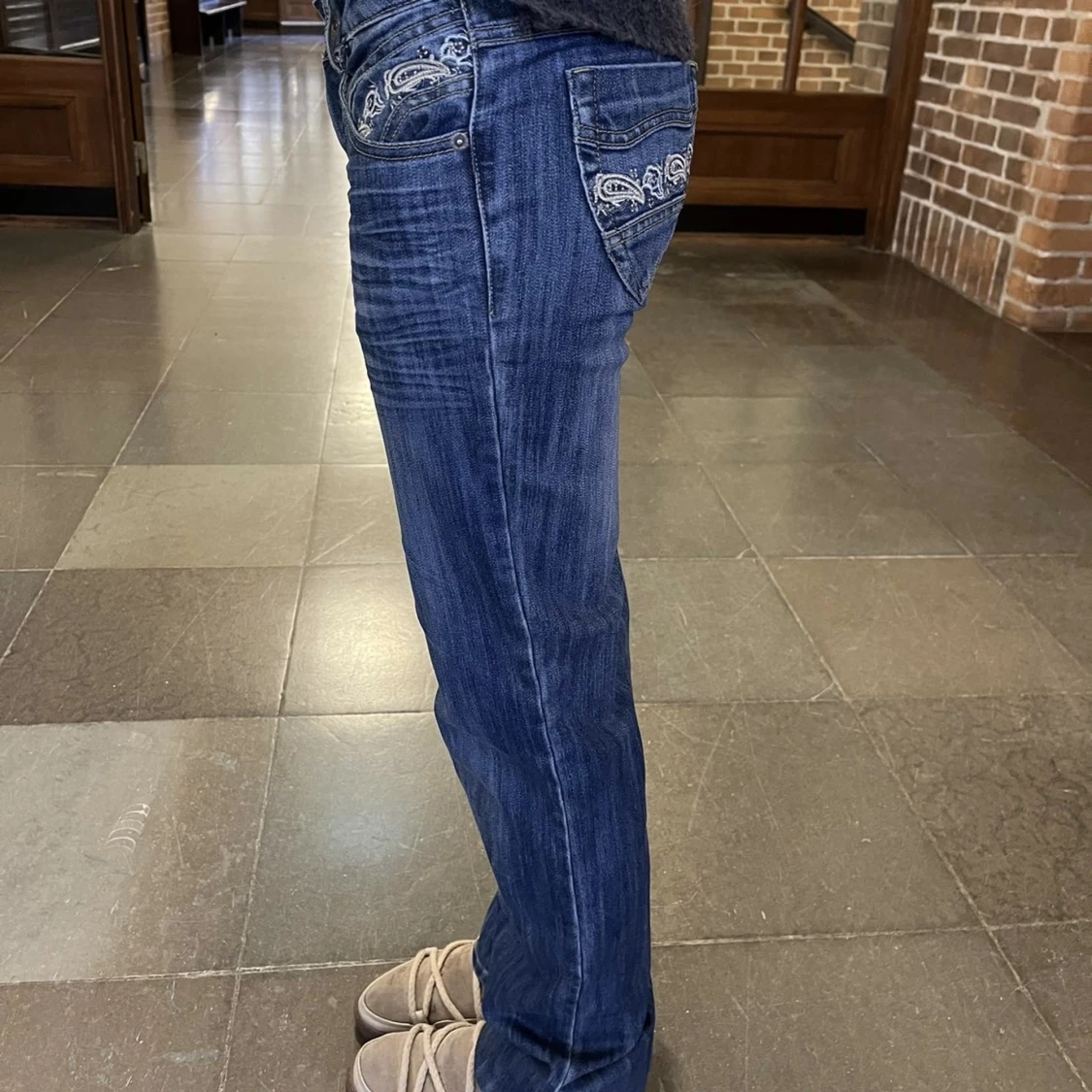 Lågmidjade jeans med broderings detaljer💕 - 91