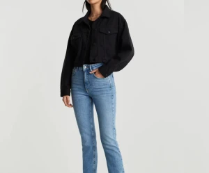 Jeansjacka  - Säljer min fina jeansjacka pågrund av att den aldrig kommer till användning. Är som nyskick använd typ 3 gånger. 