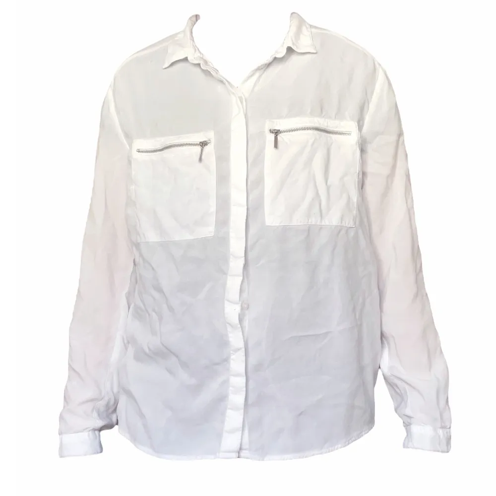 vit skjorta med detaljer på fickorna, tunt lätt genomskinligt material - storlek 38. Skjortor.