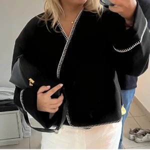 gina jacka  - ( LÅNAD BILD), funderar på att sälja min jättesöta jacka/kofta från gina tricot i strl xs, såå söt till hösten, endast använd 1 gång ❤️ säljer vid bra pris