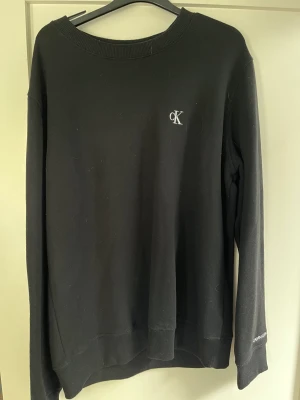 Calvin clein tröja - Snygg Calvin Clein tröja i strl L som knappt är använd. Är i mycket bra skick. 