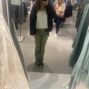Gröna hm jeans  - Jättepopulära och fina hm jeans som jag inte tycker passar mig( lite för korta för min smak) därför säljer jag de. Inga defekter! De är köpta på plick! 