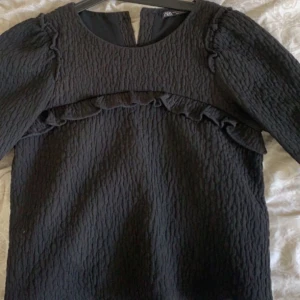 Trekartsärmad topp - Säljer denna super söta trekvartsärmade blus/tröjan med knappar från zara😌