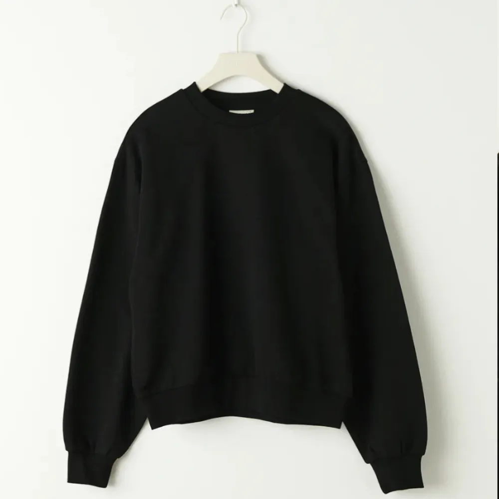 Fin vanlig svart sweatshirt från Gina säljer då den blivit för liten för mig . Tröjor & Koftor.