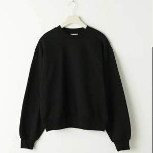 Fin vanlig svart sweatshirt från Gina säljer då den blivit för liten för mig 