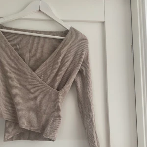 Beige topp - !!!!TRYCK INTE PÅ KÖP NU!!!! Frakt: 66kr🙌💞           Beige topp, perfekt till hösten🤎 Vet tyvärr inte vilken storlek det är men skulle säga att den passar runt S 