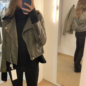 Acne läderjacka - Intressekoll på denna läderjacka från Acne. Den har ”päls”/fluff vid kragen som går att ta av 🫶