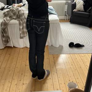 Säljer nu dessa skitsnygga lågmidjade  vintagejeans då de ej kommer till användning. Straight fit och är i storlek W26 L34. 200:-