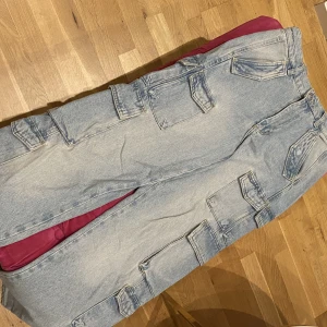 Cargo jeans från Zara - Supersnygga cargo jeans från Zara i nyskick, använda 2 gånger.  Sitter otroligt bra på, lagom stretch och perfekt längd. Fickor längst med hela benen på vardera sida, storlek S. 