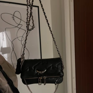 Zadig och Voltaire  - Säljer denna så söta väska från Zadig och Voltaire! Det är den mindre modellen. Bra skick! Inga skador eller liknande! 800kr eller bud 