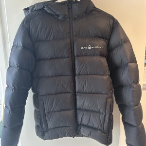 Sail racing dunjacka, storlek S - Välanvänd vinterjacka. Den är i bra skick förutom att det finns en liten reva på ryggen (visas på sista bilden)