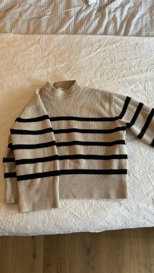 Randig tröja Zara - Stickad tröja från Zara, använd men i gott skick.  Storlek S. Lite oversized.