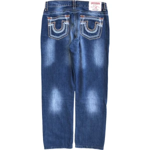True Religion Jeans - Riktigt snygga jeans från True Religion i storlek 34. De är i bra skick och har en snygg baggy fit. Ställ gärna frågor eller skicka ett prisförslag!😊