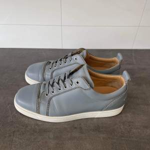 Ett par Louboutin flat (grey) skor i storlek 42. Dom är i 8/10 skick. Inget og. Hör av er vid frågor