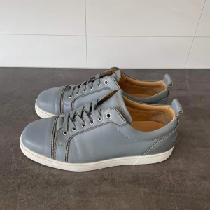 Louboutin  - Ett par Louboutin flat (grey) skor i storlek 42. Dom är i 8/10 skick. Inget og. Hör av er vid frågor