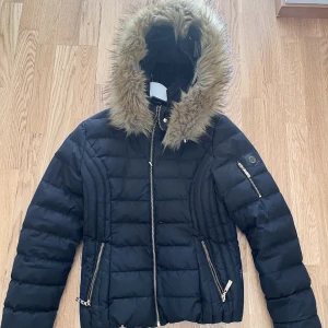  vinterjacka  - Jackan är i bra skick. 