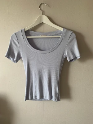 Ginatricot T-shirt  - Använt 2 ggr!! Köpte för 200 kr🫶