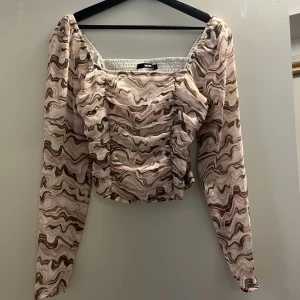Topp Bikbok  - Rosa/brun/beige topp från Bikbok i stl S