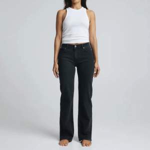 snygga bikbok jeans i modellen Low straight leg, strl W24 L34 💖